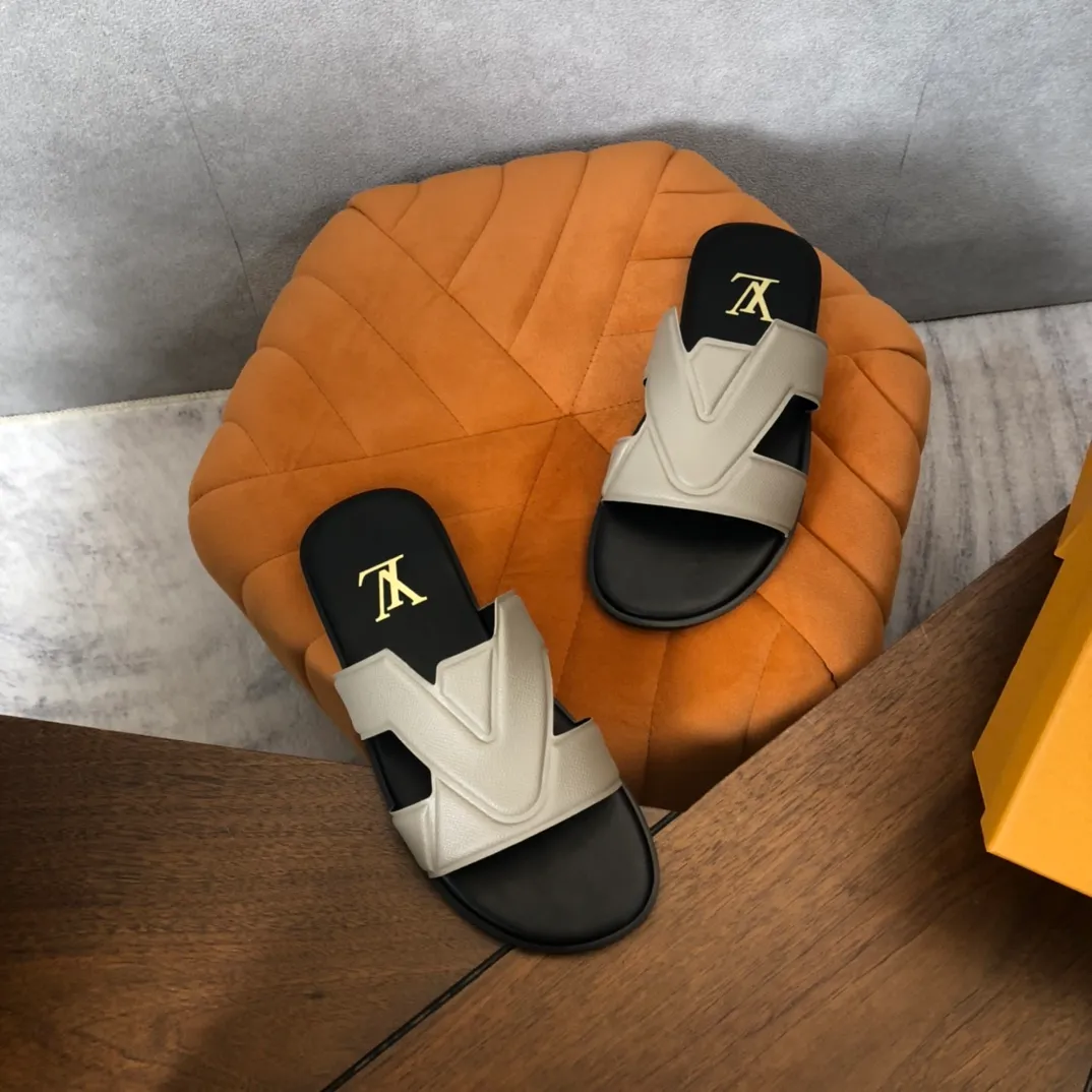 Factory price: 270💰LV counters are selling new brand luxury men's slippers, casual, loose and comfortable. The must-have model in the picture above [Happy][Happy], multiple colors available Size: 38-44, customized 45